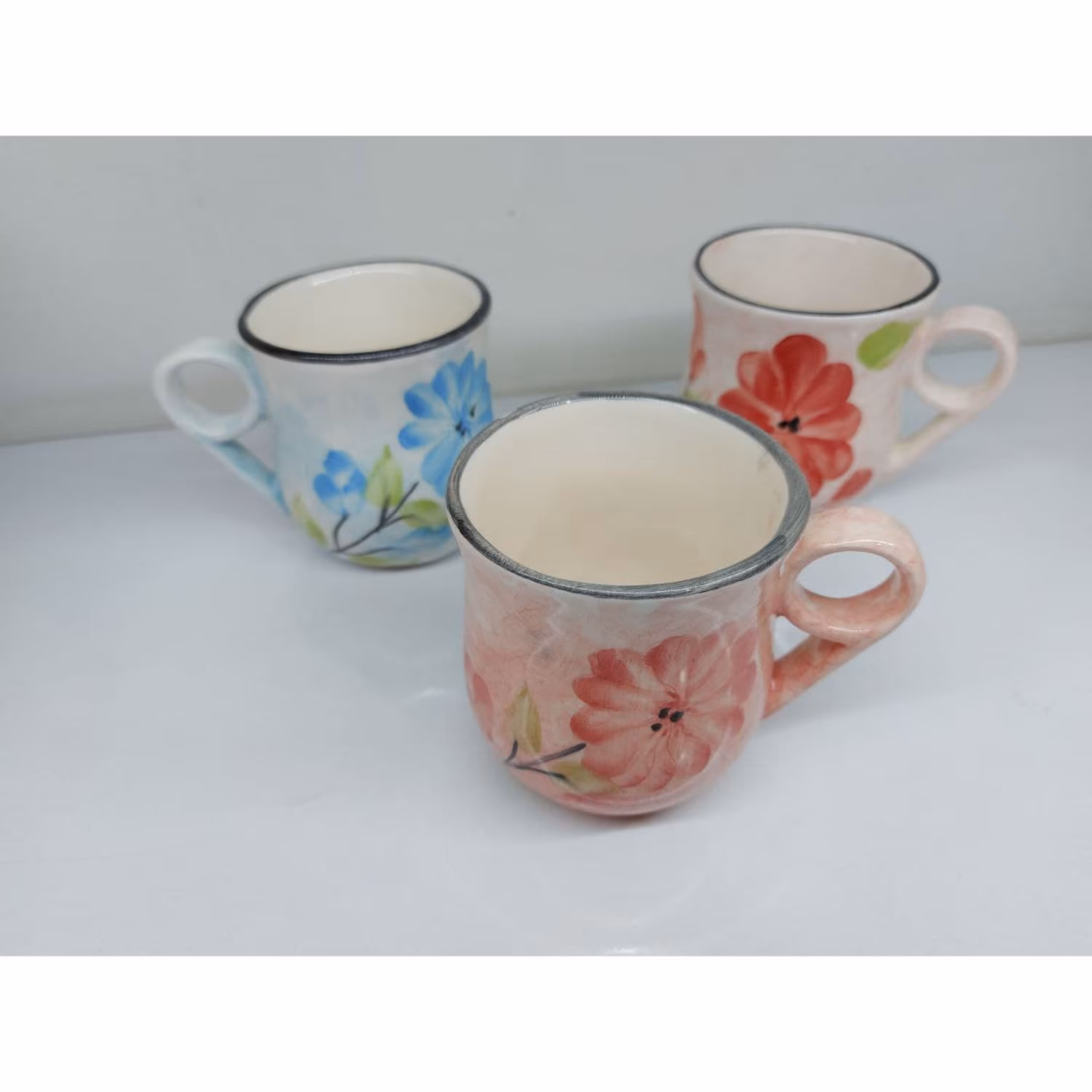 لیوان سرامیکی گلدار دارای رنگبندی زیبا