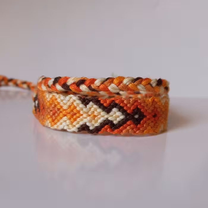 دستبند دوستی دستبافت طرح تیارا تم پاییزی (با گیس اضافه) محصول کاملا دستساز تیم گوزن آبی