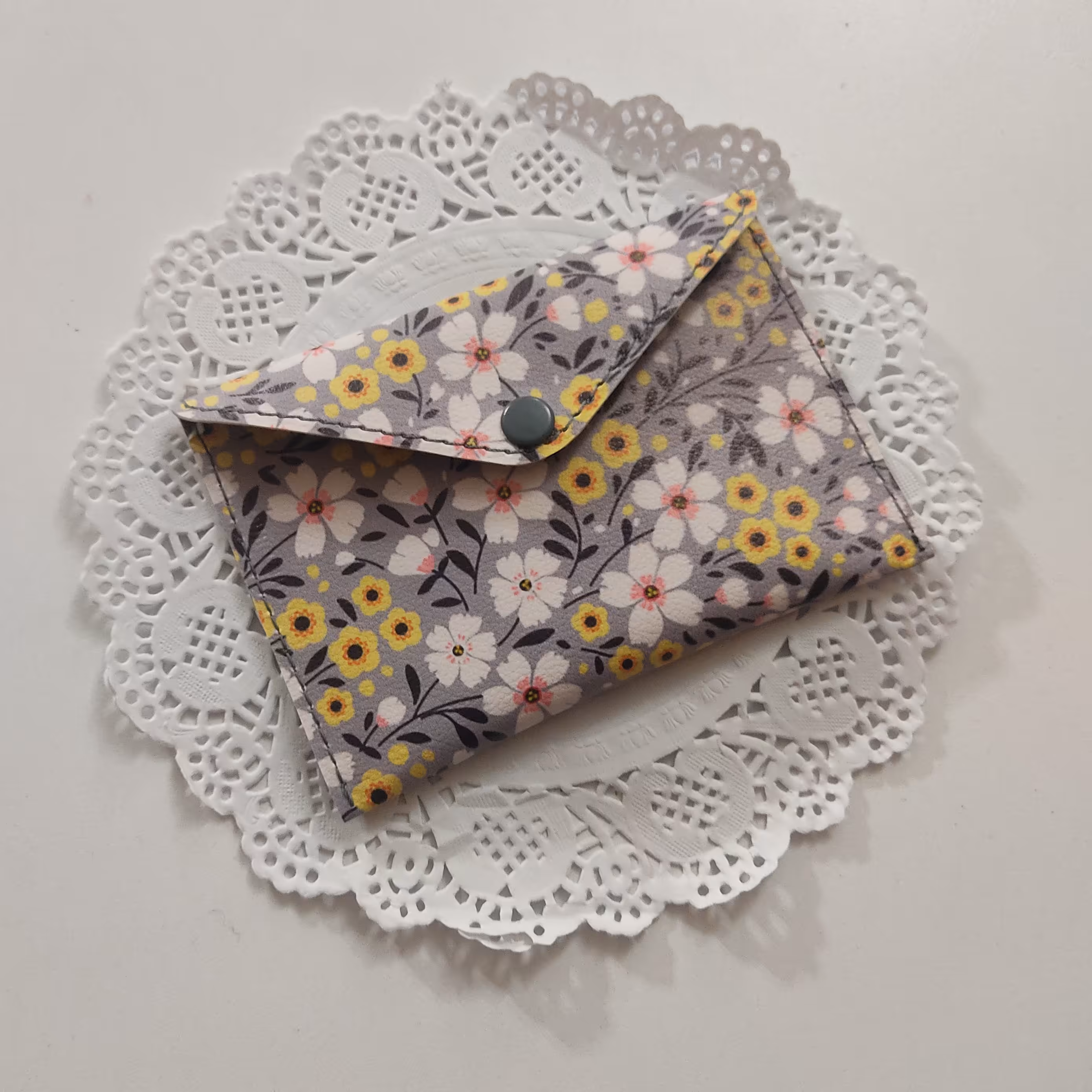 کیف دستمال چرمی گل گلی طوسی با چرم مصنوعی فانتزی