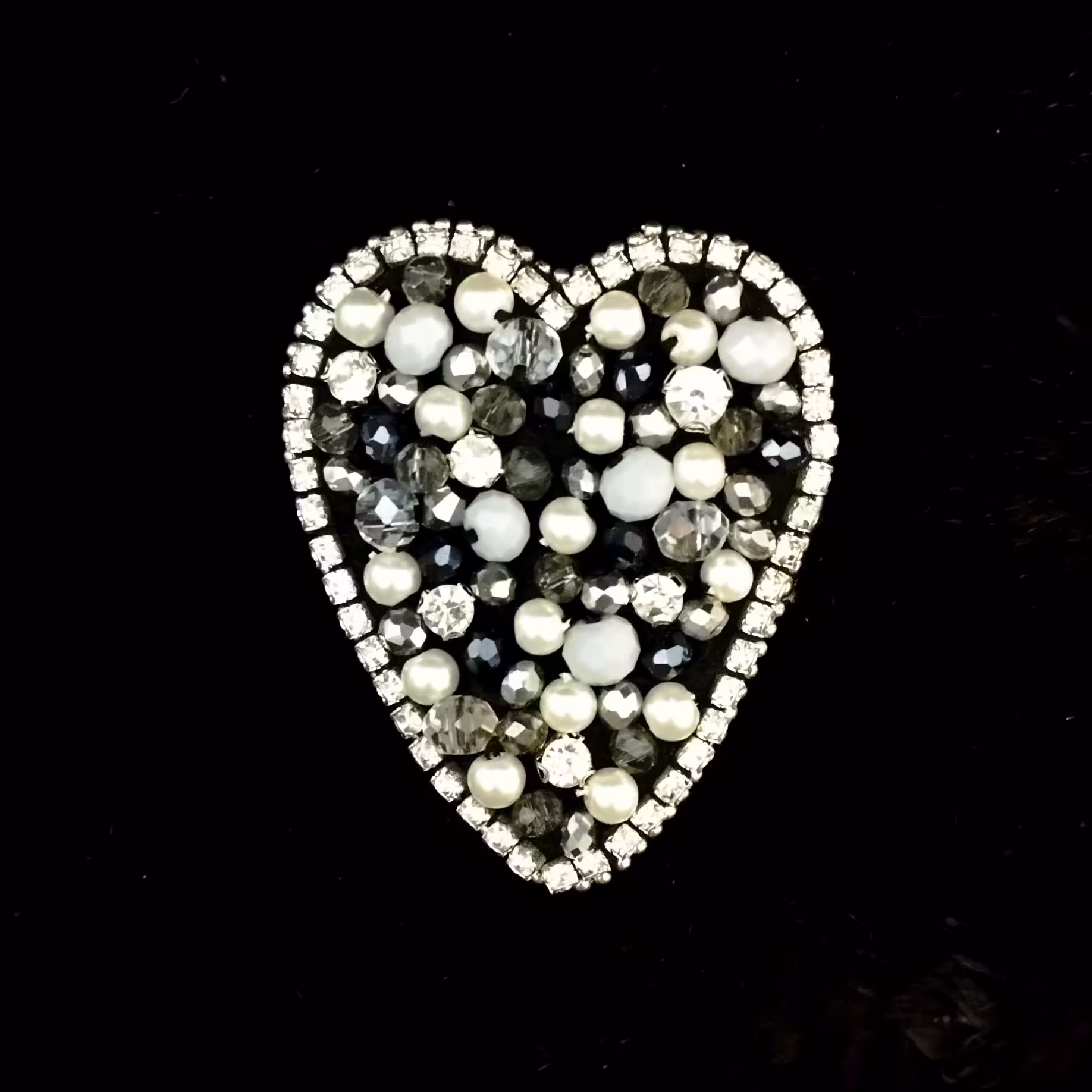 گل سینه جواهردوزی شده