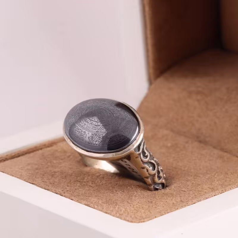 انگشتر  رکاب صفوی حدید با حکاکی آیت الکرسی و چند دعای دیگر