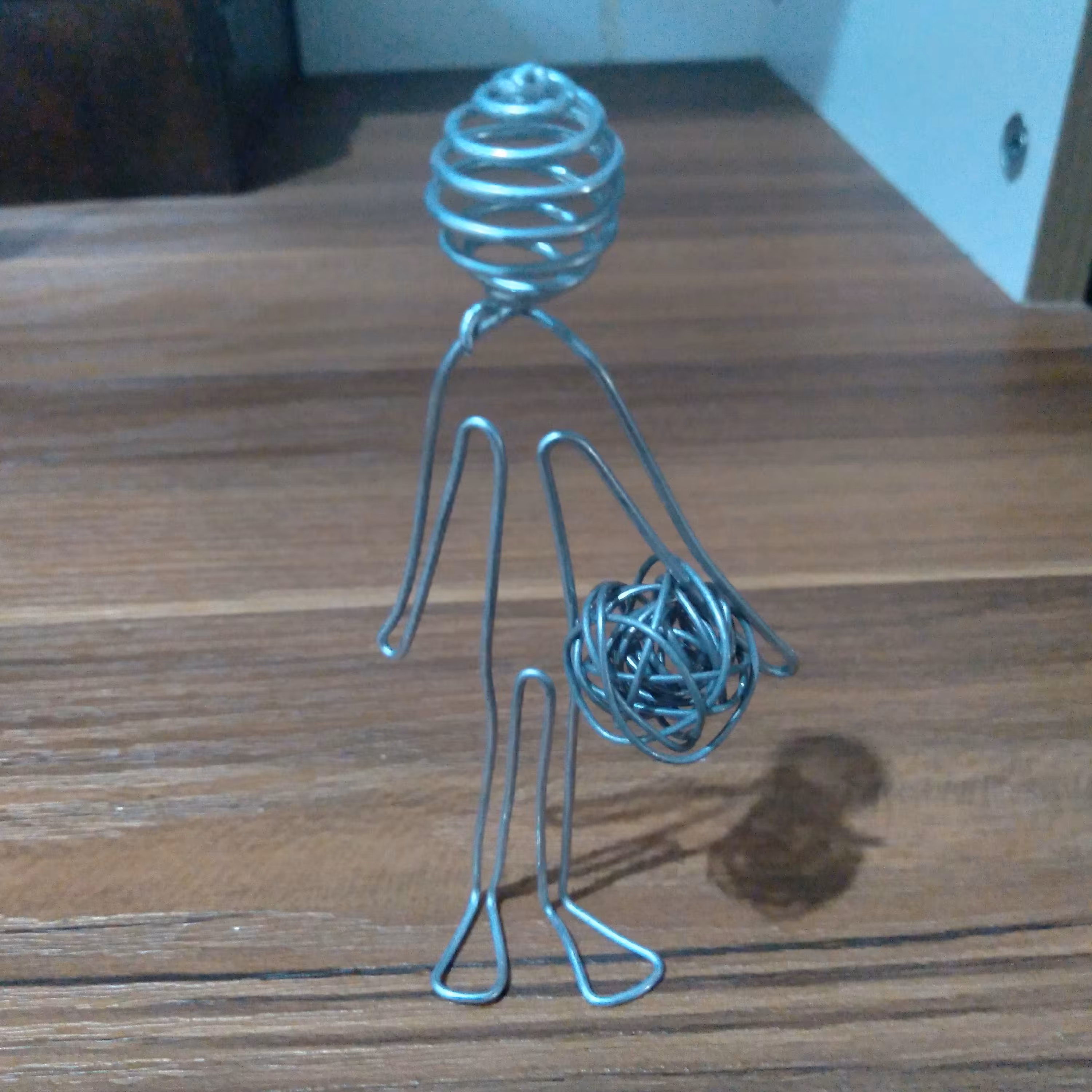 پیکرک مفتولی ایستاده توپ در دست نقره ای رنگ