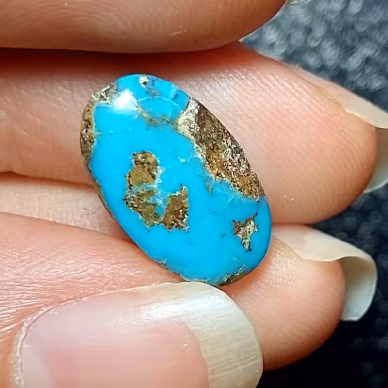 نگین فیروزه اصل نیشابور با تراش بیضی شکل بسیار فاخر و محشر کد M215