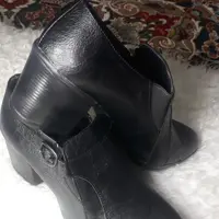 کفش اداری پاشنه دار  برند زارا دارای سگک کمربندی و قابلیت تعغیر سایز دور پا و مقاوم  رنگ مشکی با رویه چرم صنعتی