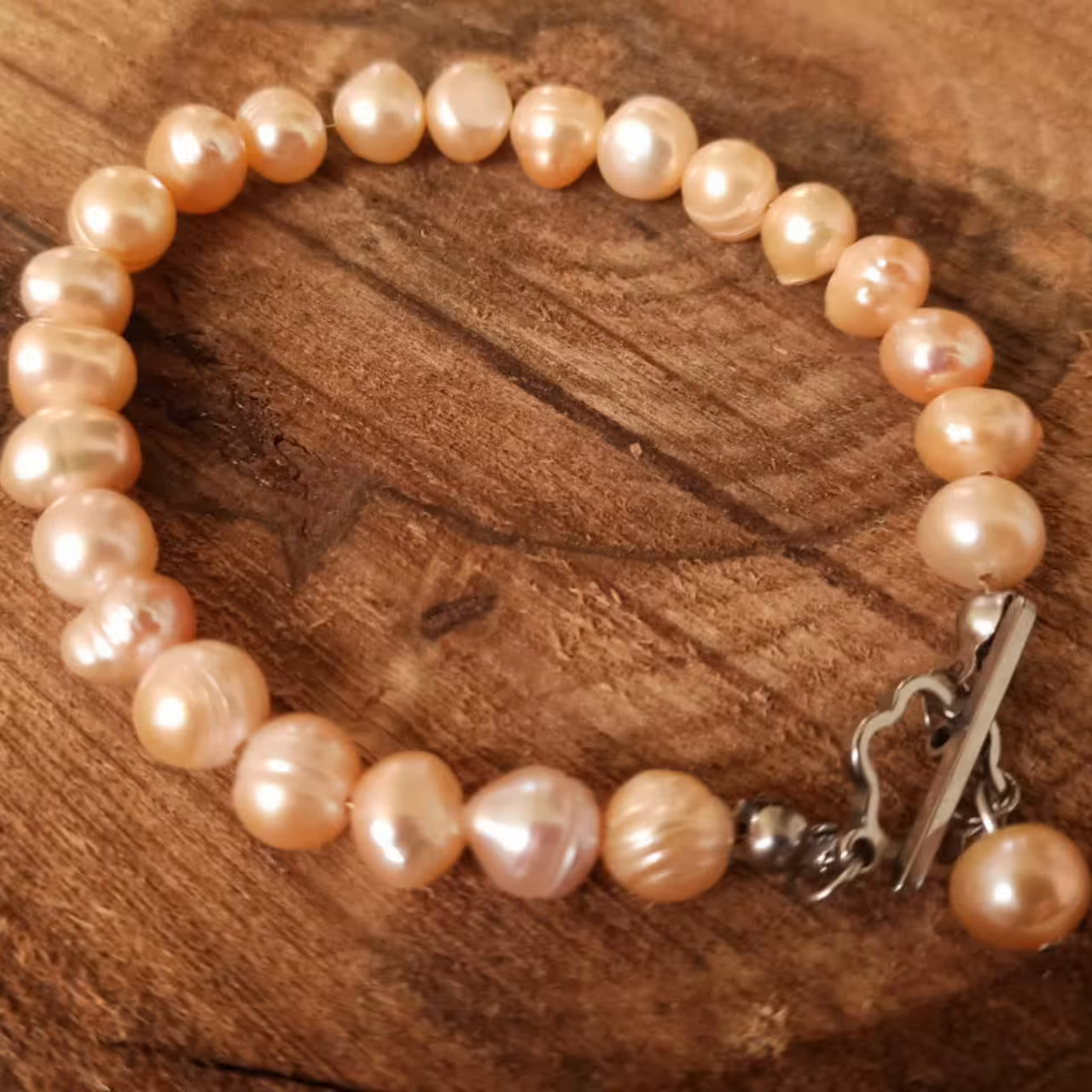 دستبند تمام استیل و ضد حساسیت مروارید پرورشی گلبهی 