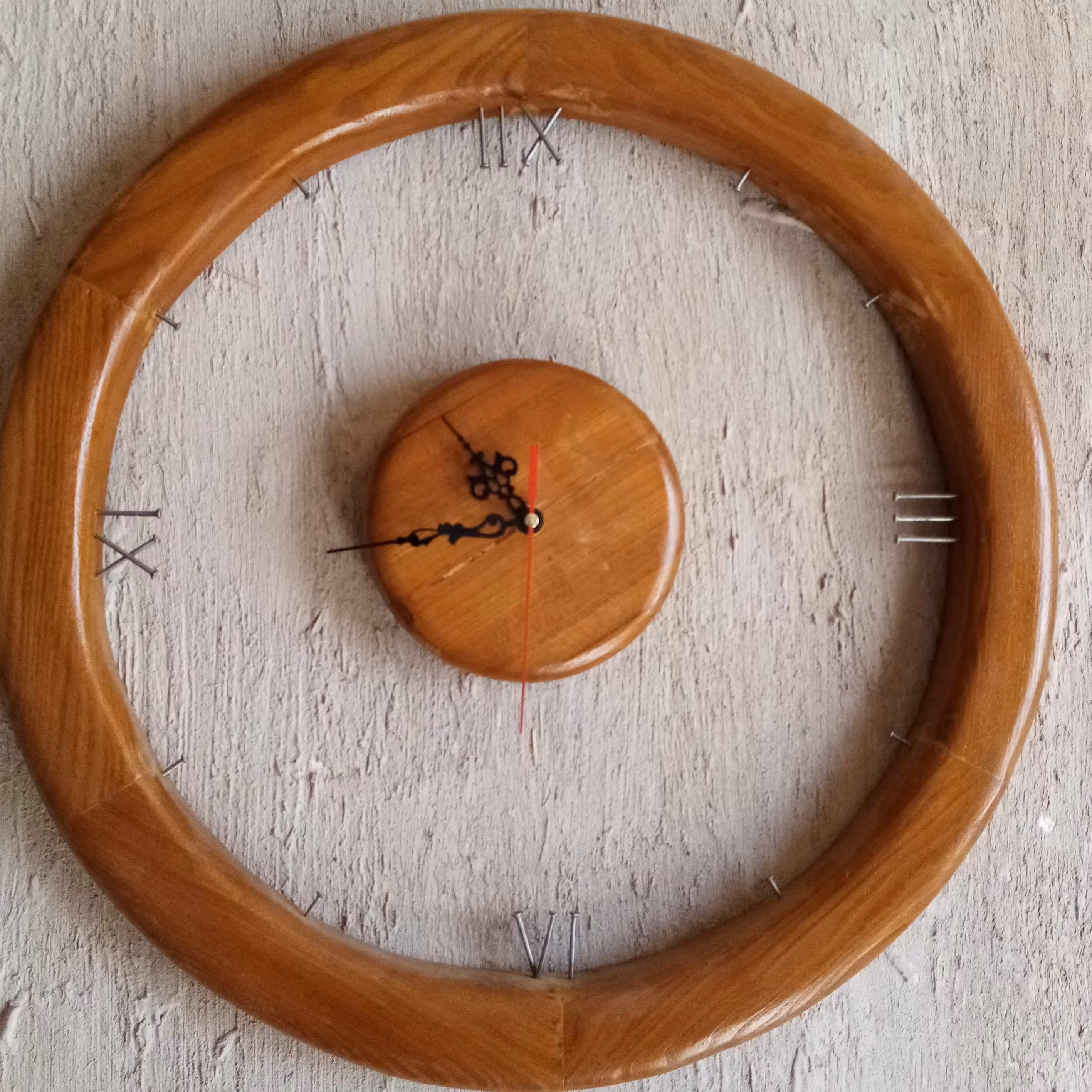 ساعت دیواری با چوب طبیعی توت موتور  آرام گرد واز دو قسمت تشکیل شده قطر49