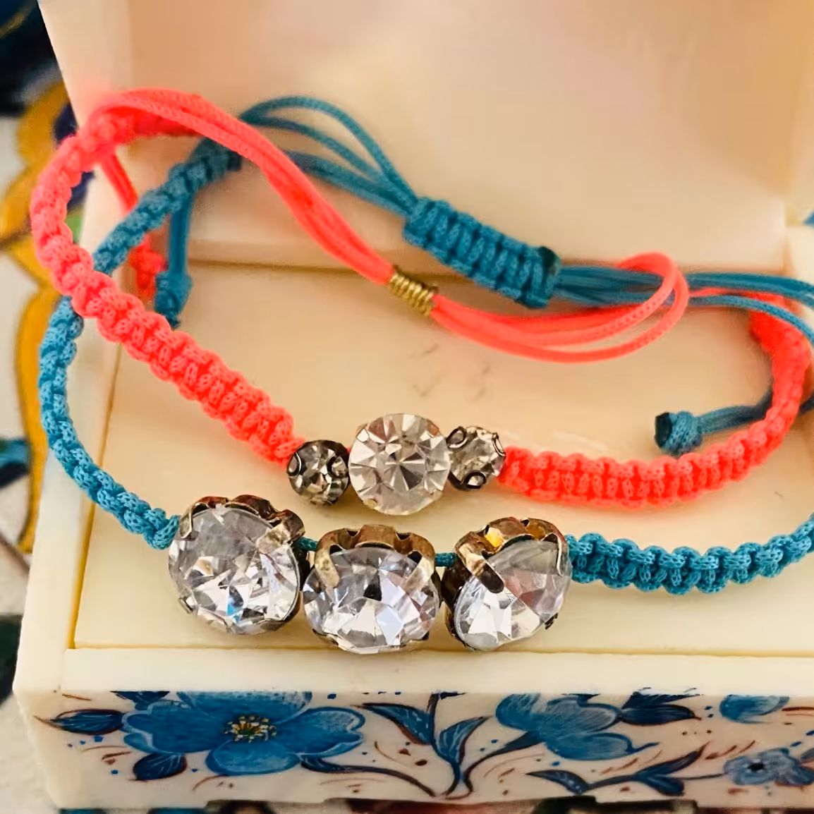 دستبند نگین دار بافت ساده