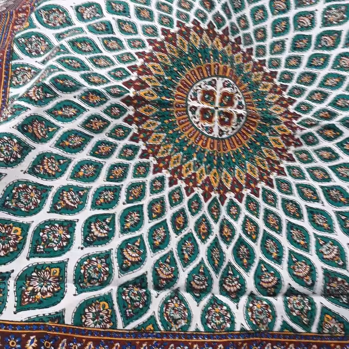 رومیزی و سفره قلمکار اصلی اصفهان درجه یک   صد در صد پنبه   رنگ ثابت قابل شستشو تضمینی هست 