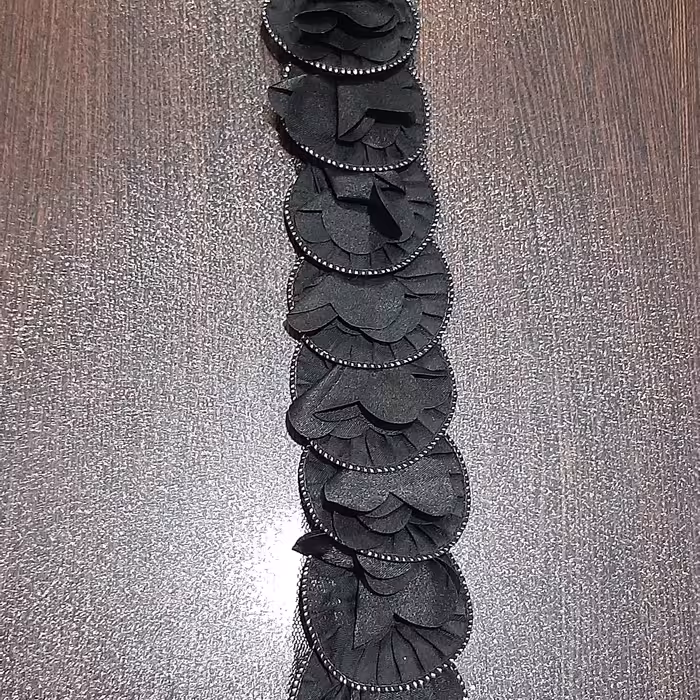 تزیین لباس. نوار   گل . طرح گرد . لبه نقره ای . 