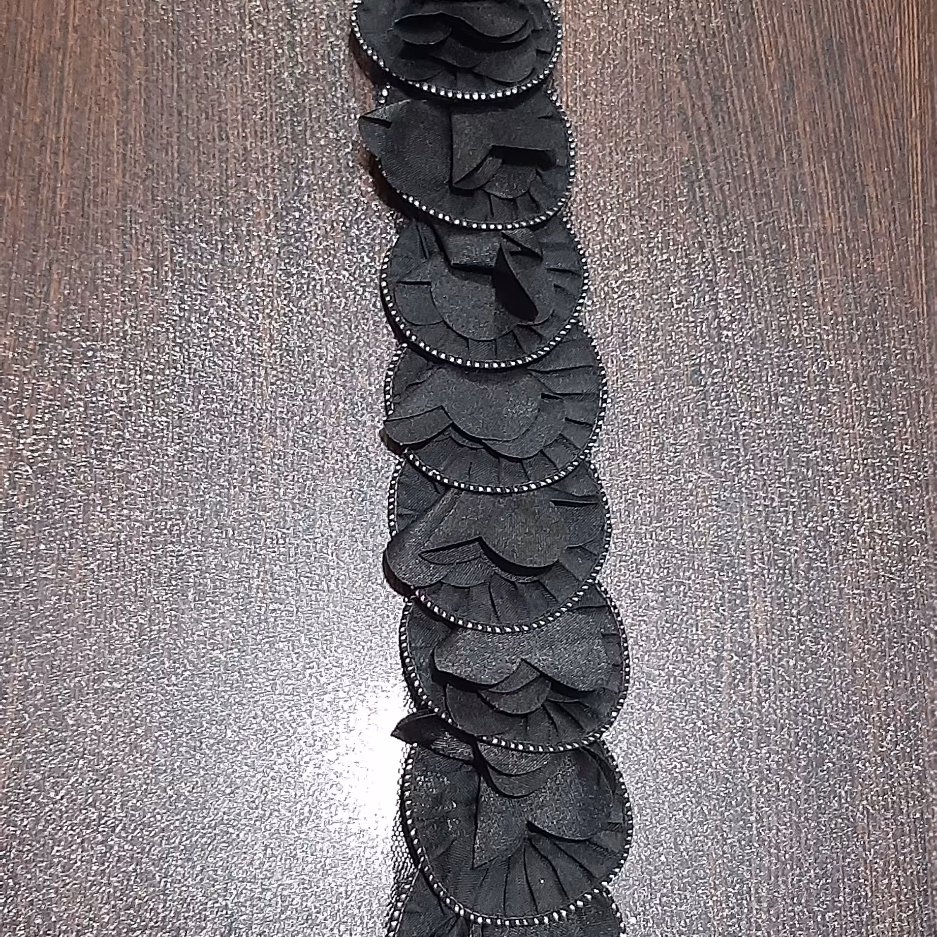 تزیین لباس. نوار   گل . طرح گرد . لبه نقره ای . 