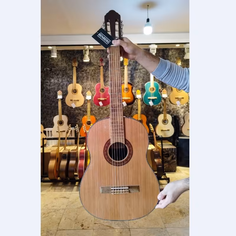 گیتار کلاسیک بنبرگ مدل BG 542  - بدنه براق. ساند برد براق  قهوه ای روشن. صفحه کناری و پشتی براق با رنگ قهوه ای تیره.