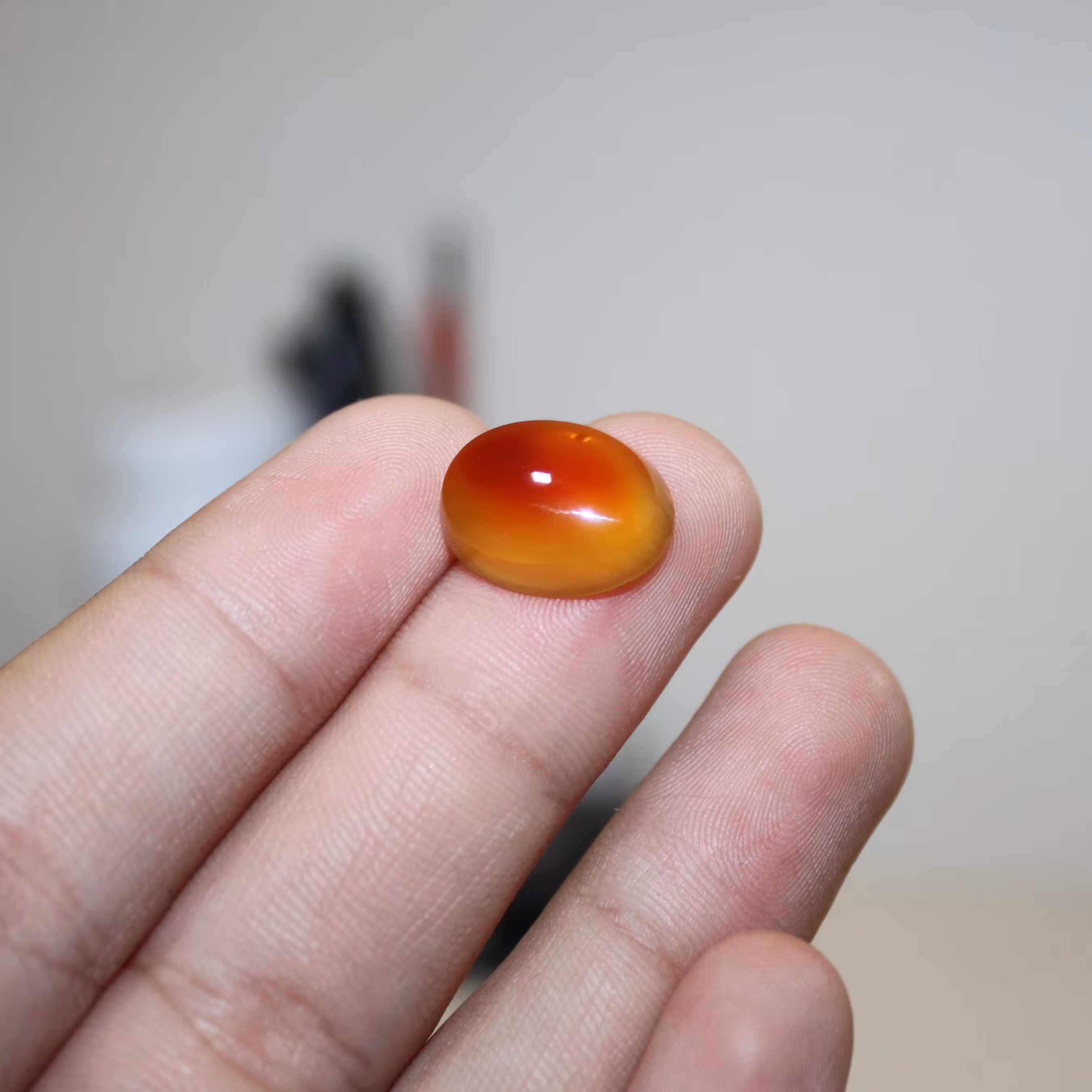 عقیق دو رنگ آبدار  بسیار زیبا....