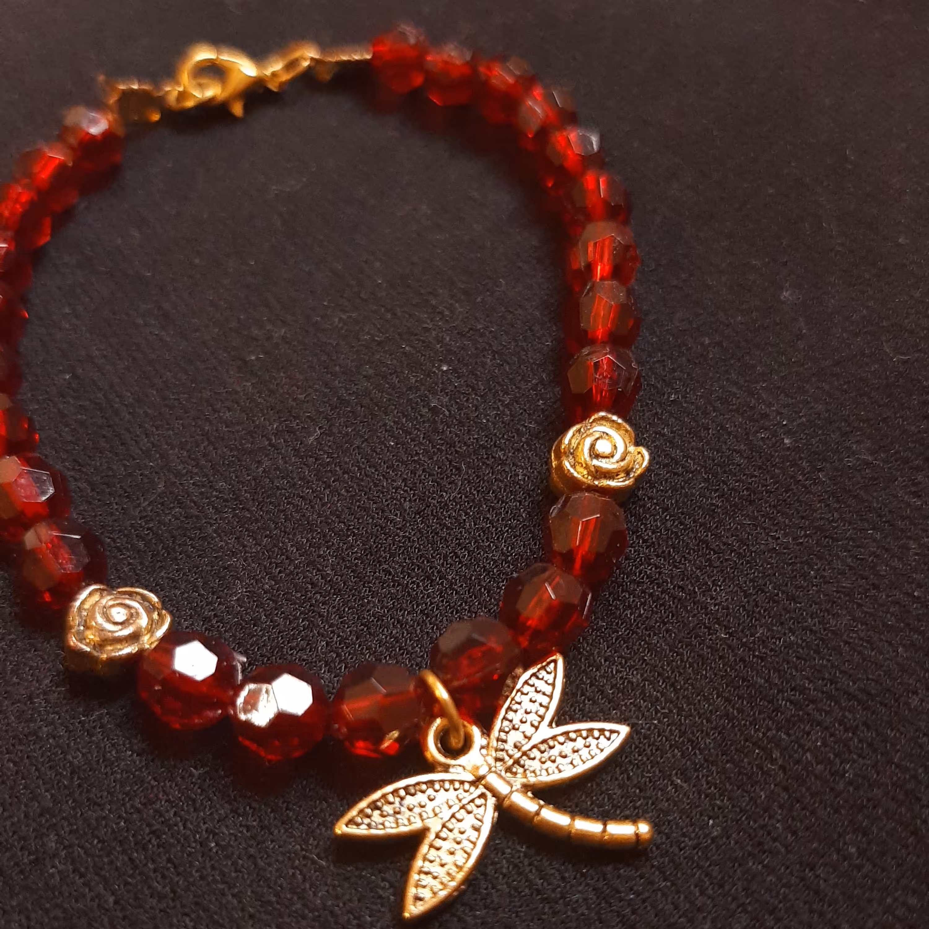 دستبند دست ساز مهره ای زرشکی آویز شاپرک