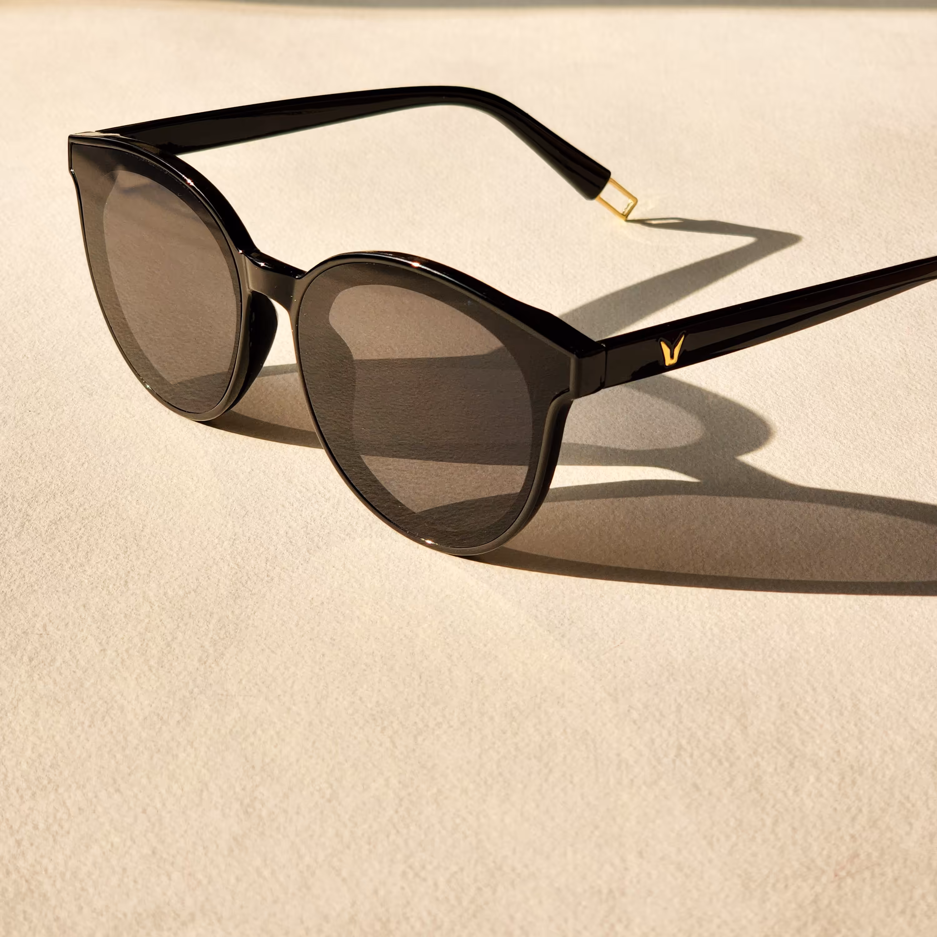 عینک آفتابی مشکی جنتل مانستر 