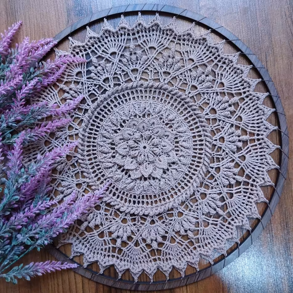 دیوارکوب قلاب بافی نسکافه ای رنگ با نخ مرسریزه حلقه ام دی اف 40 سانت(پس کرایه)
