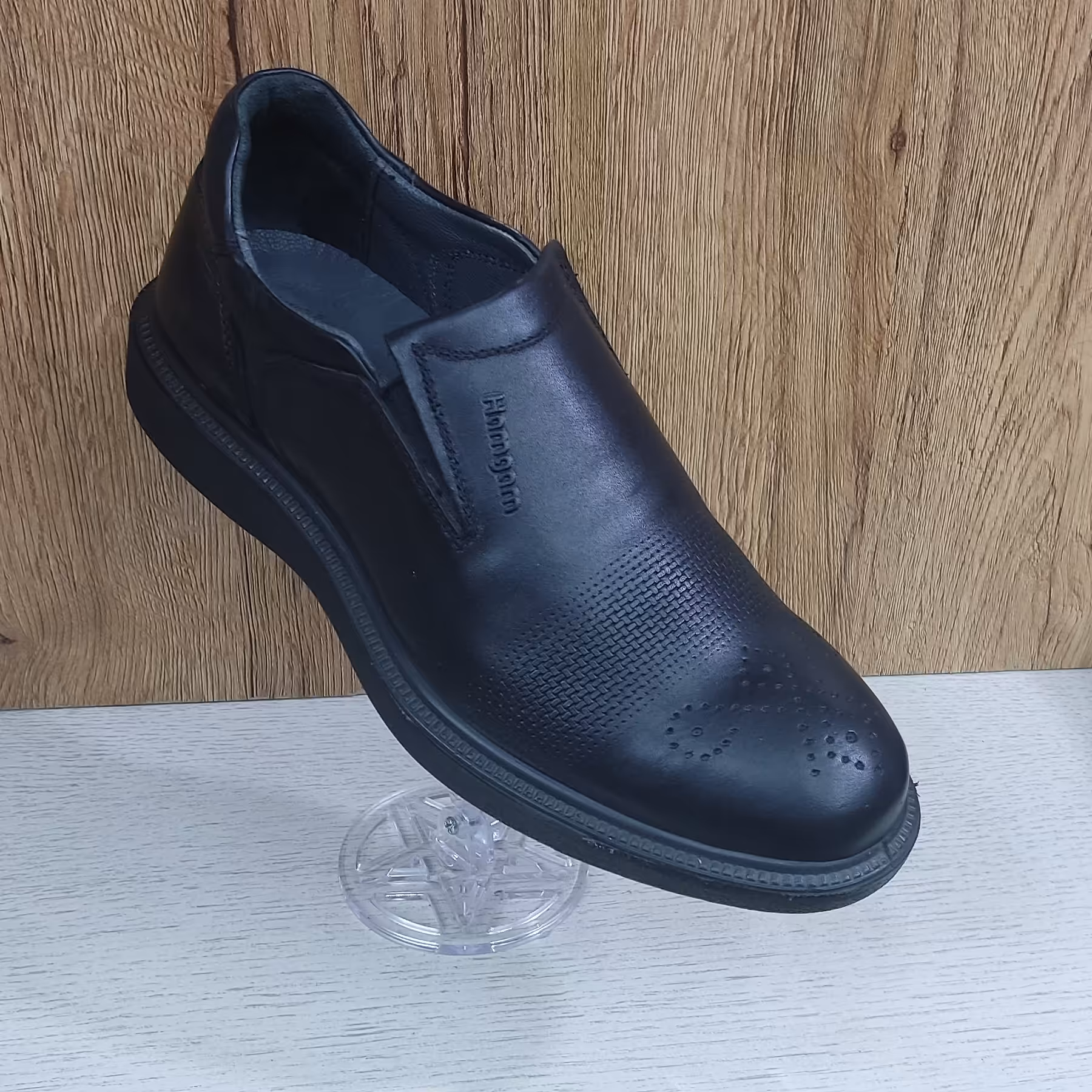 کفش تمام چرم مدل لیزری هشترک بی بند
زیره پی یو
راحت و بادوام 
مناسب برای استفاده روزمره و مجلسی
رنگ موجود مشکی