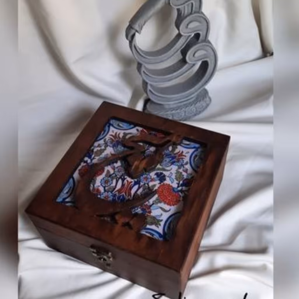 جعبه چوبی پتینه کاری طرح هیچ  دکوپاژ کاشی زیبای ایرانی  ابعاد 20×20×10