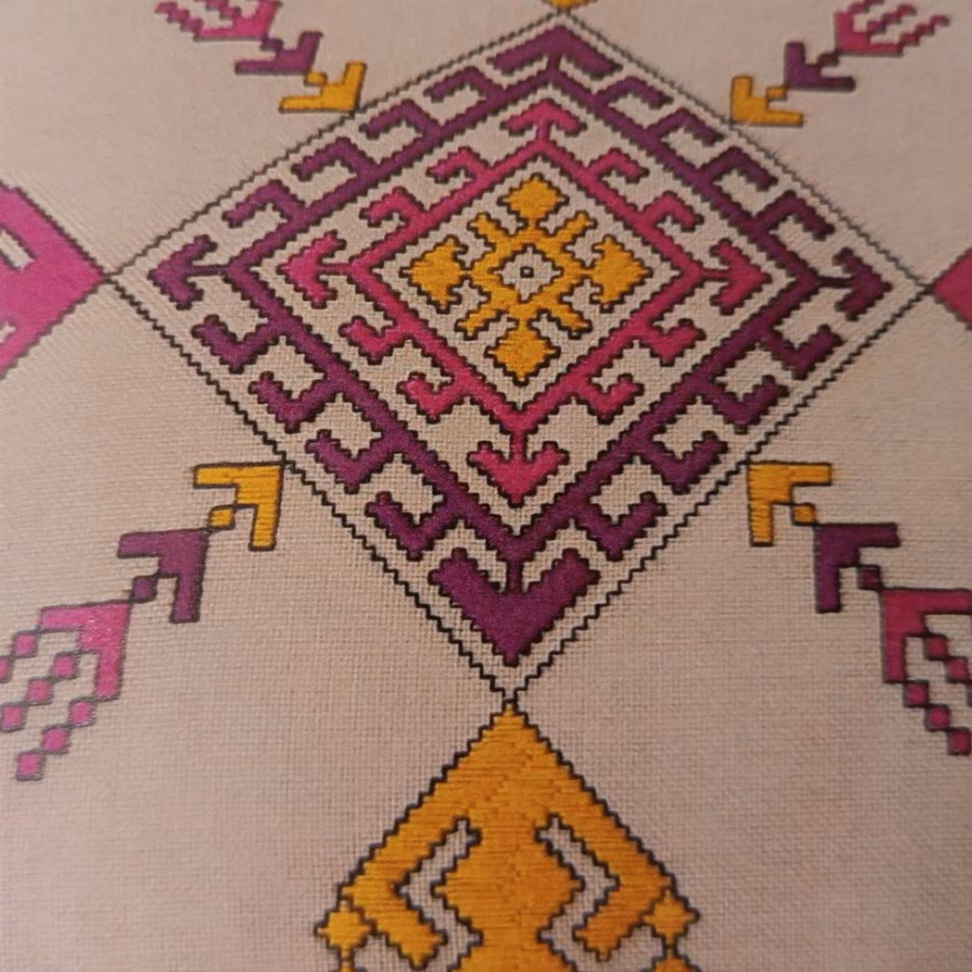 کوسن سوزن دوزی شده بسیار ظریف و زیبا