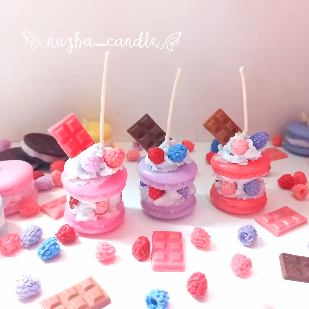شمع ماکارون فانتزی همراه با تزئینات - قابل سفارش با رنگ و رایحه دلخواه