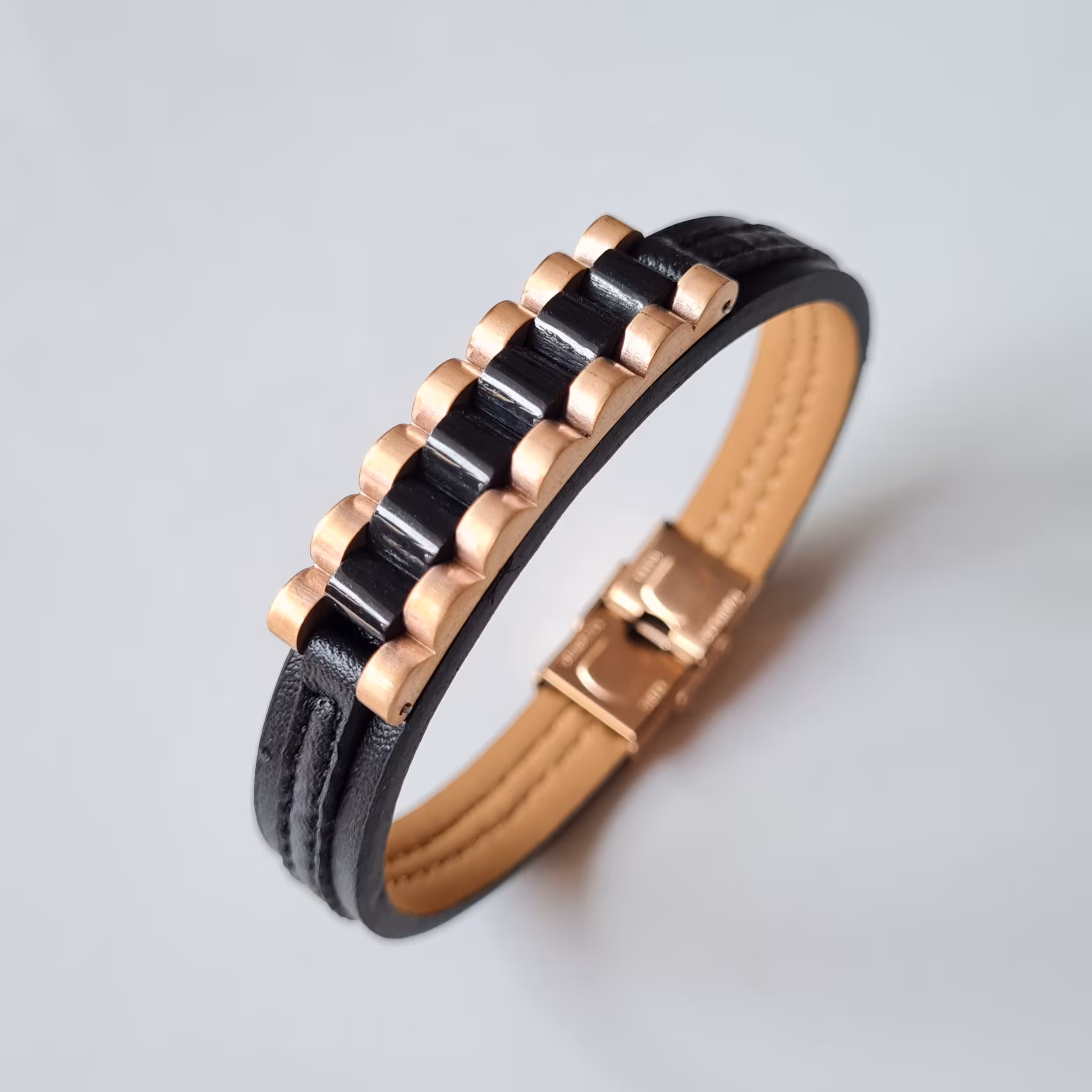 دستبند چرمی مناسب خانم ها و اقایون پلاک و قفل استیل رنگ ثابت و ضد حساسیت خاص و مد