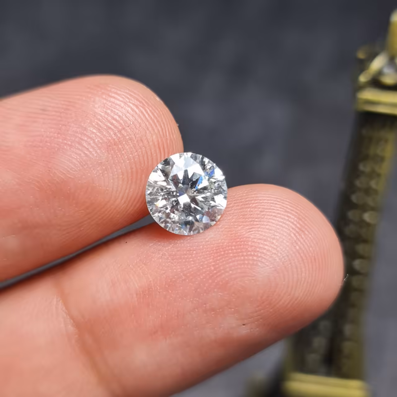  نگین فوق العاده زیبای سنگ موزانایت اصلی با سختی 10 و با وزن 1 قیراط 
کد 27627