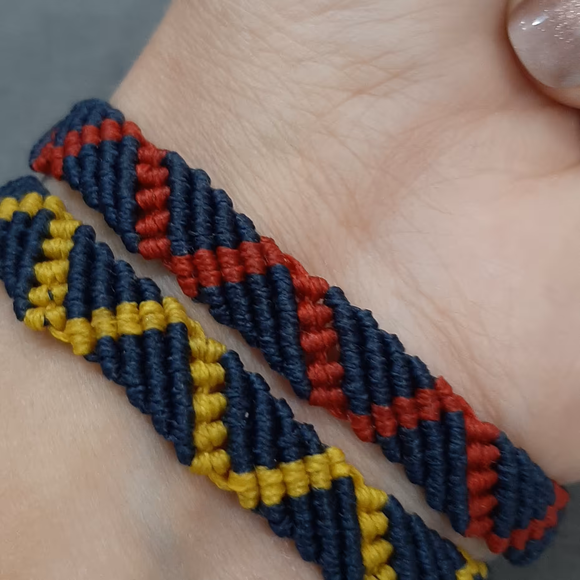 دستبند میکرومکرومه دو رنگ دانا بافت 