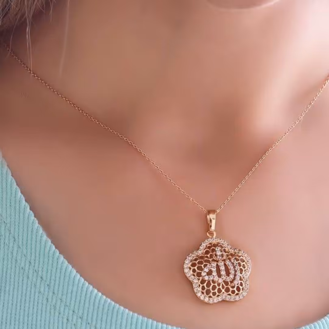 پلاک کد11416 ژوپینگxuping.نگین اتمی.آبکاری طلا.رنگ ثابت.ضدحساسیت.بدون زنجیر 