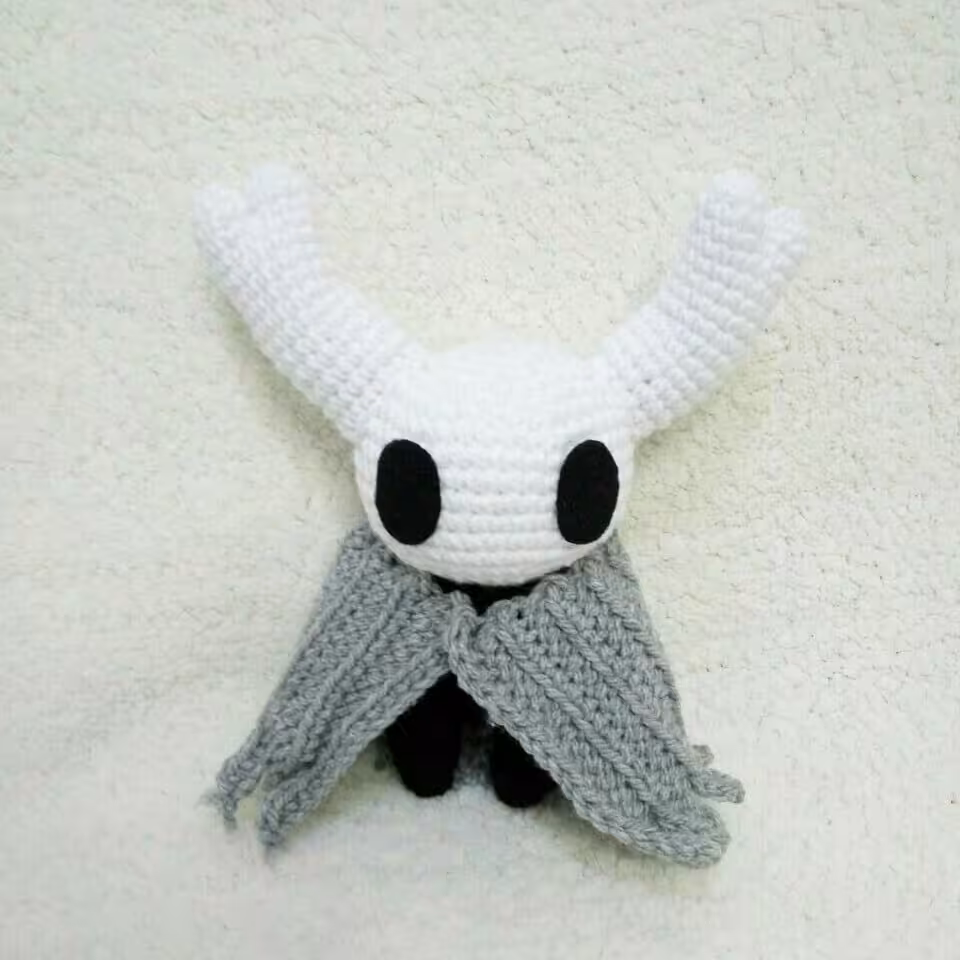 عروسک بافتنی دست باف طرح The Knight شوالیه توخالی بازی هالو نایت Hollow Knight سفیرباف