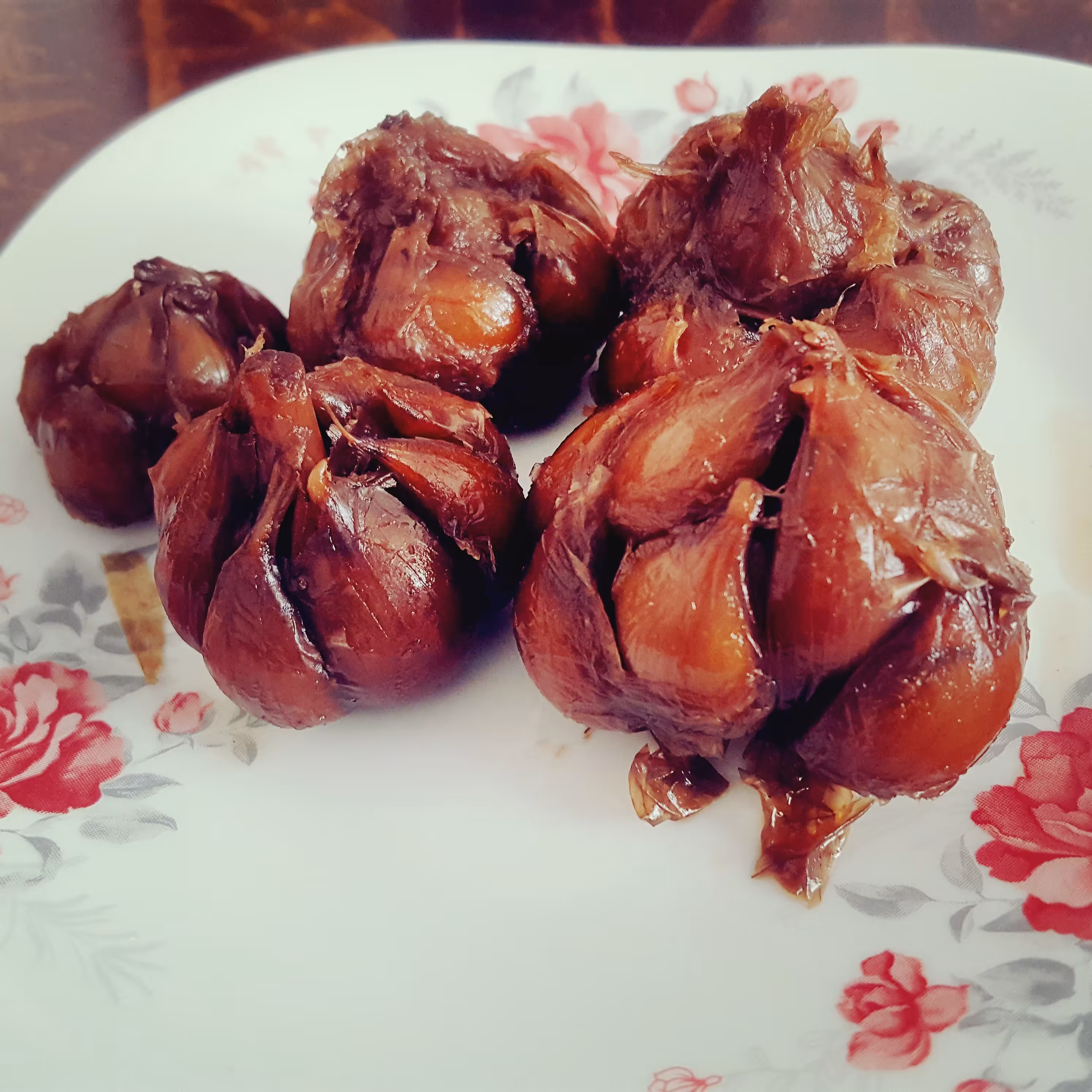 ترشی سیر هفت ساله خانگی خوشمزه با شیره انگور (یک کیلوگرمی)