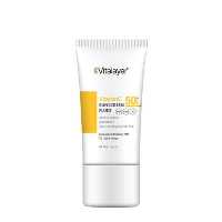 فلوئید ضد آفتاب رنگی ویتالیر، 50 SPF، مدل Vitamin C، مناسب انواع پوست تنالیته رنگ متوسط و حجم 50 میلی‌لیتر، ضد آب، محافظت کننده در برابر اشعه UVA، UVB، IR، آنتی‌اکسیدان، فاقد چربی و پارابن، ضد لک، آبرسان، دارای فرمولاسیون غیرکومدون‌زا، با ماندگاری 2 ساعته