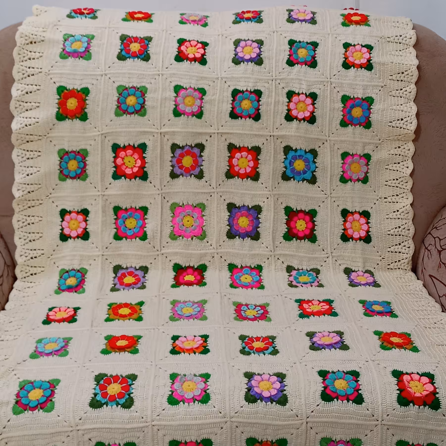 شال مبل یا رومبلی بافته شده با کاموای درجه یک و استفاده از رنگهای متنوع وشاد