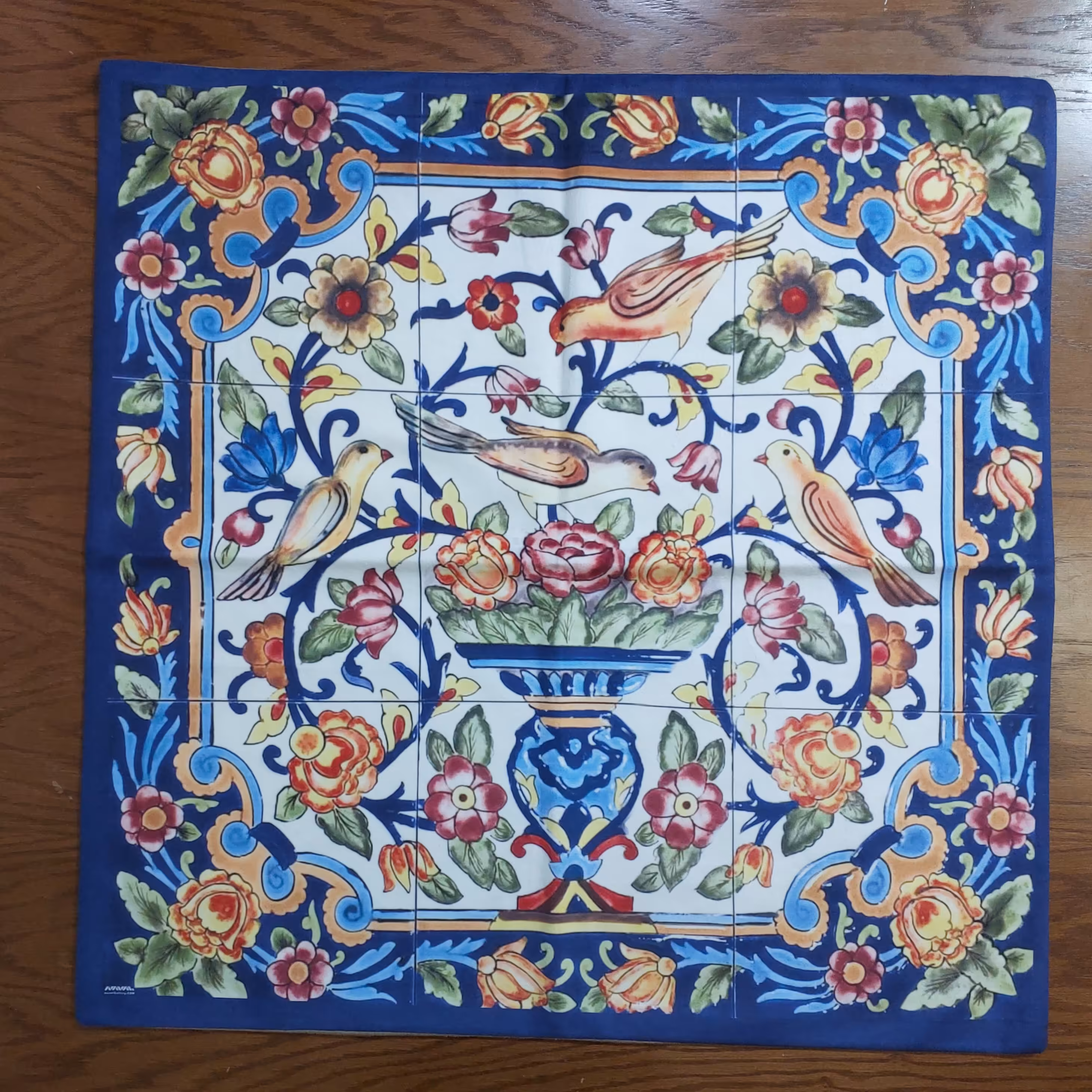 رومیزی 70 در 70 سایز متوسط مناسب جلومبلی و میزخاطره جنس مخمل با آستر و کاملا قابل شستشو، طرح مینو