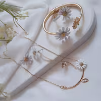  ست کامل بابونه طرح طلا  جنس استیل رنگ ثابت بهمراه زنجیر  