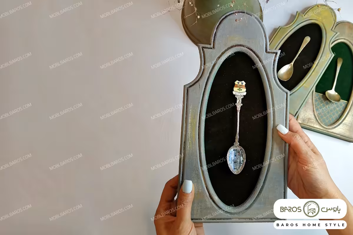قاب آینه چوبی با زمینه مخمل و قاشق آنتیک
