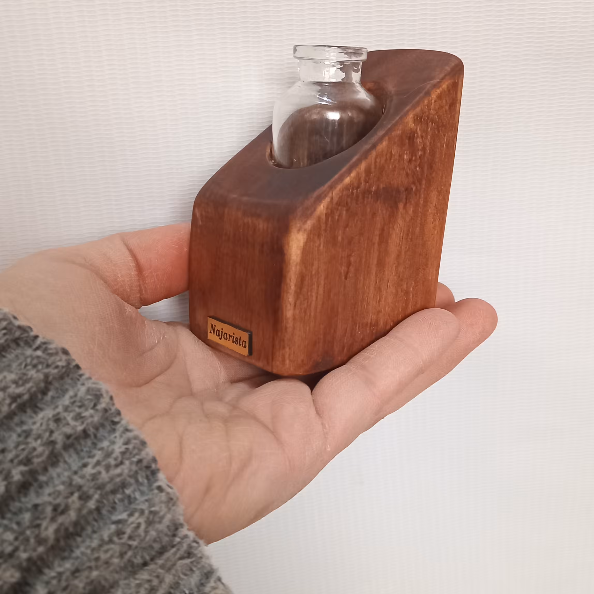 دکوری چوبی زیبا همراه با بطری شیشه ای مناسب برای هدیه 