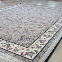 فرش ماشینی طرح گیلدا رنگ فیلی12متری700شانه تراکم2550
