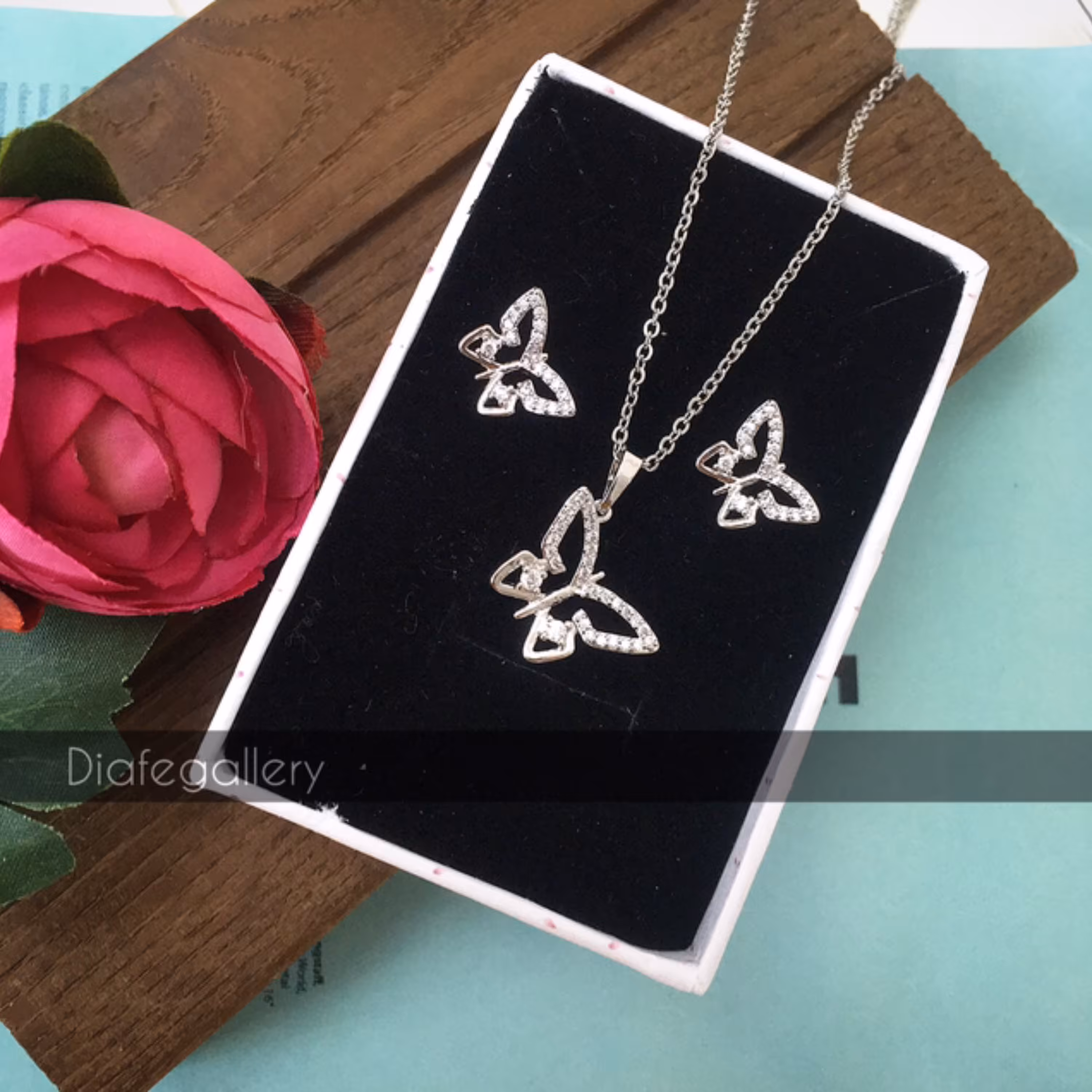 نیم ست سرویس پروانه طرح طلا  رنگ نقره ای جنس استیل رنگ ثابت 