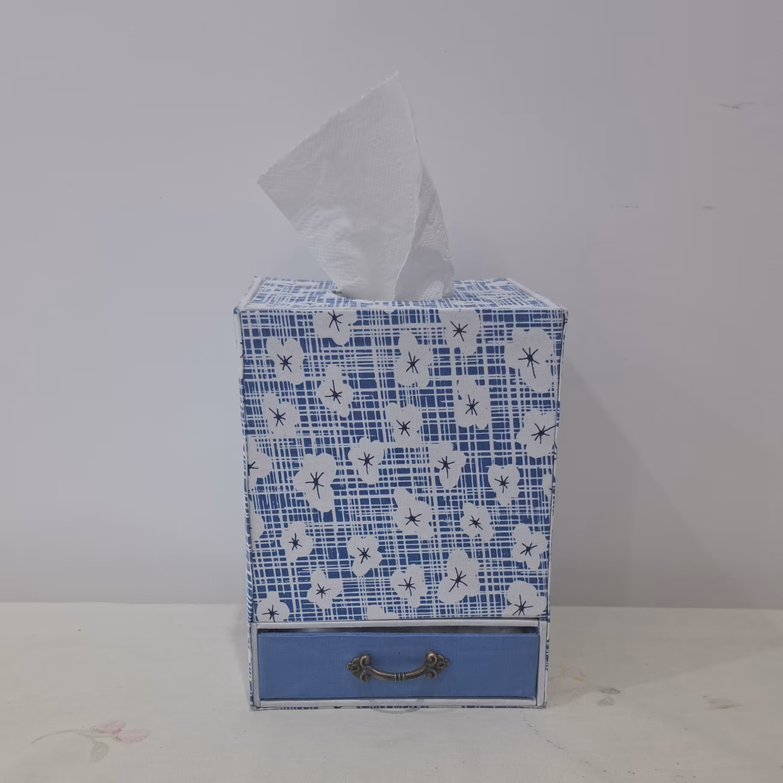 جا دستمال رولی کشودار دست ساز طرح یاس کد 01 (پس کرایه)