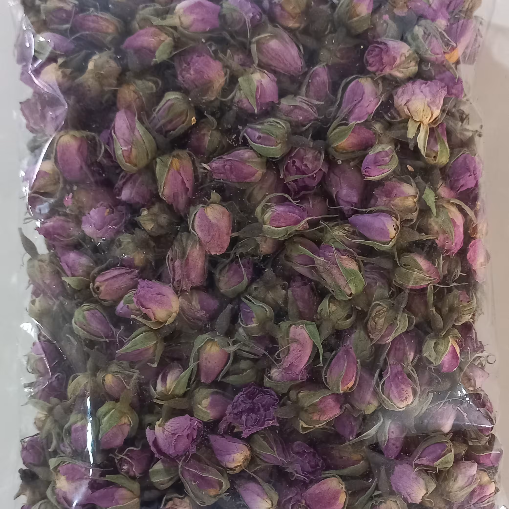 غنچه گل محمدی . عطر خوش این محصول در چای و استفاده در دمنوش باعث خوش طعم شدن و همچنین باعث حس شادابی و ارام بخش است