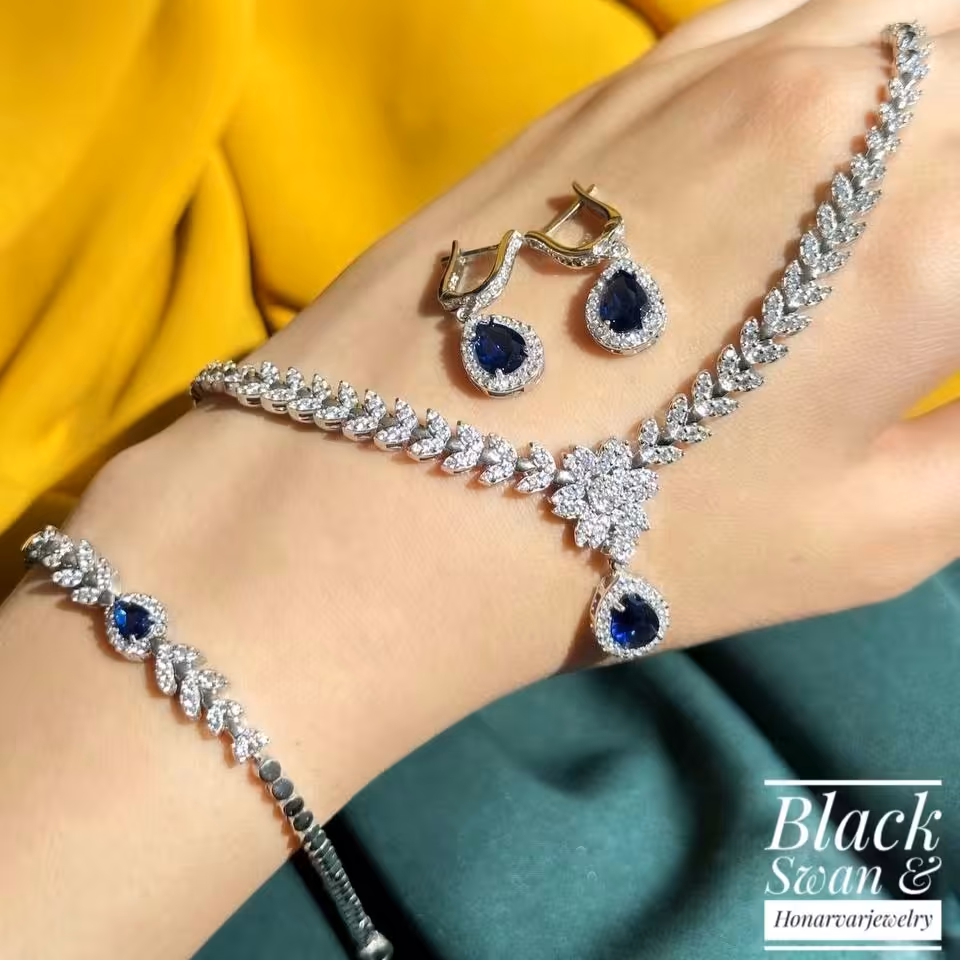 سرویس اشکی یاقوت کبود
نقره 925 عیار روکش طلا سفید آبکاری رودیوم
نگین اتمی درجه یک  بدون حساسیت