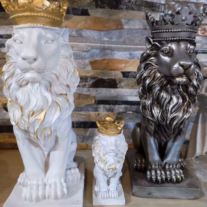 مجسمه شیر تاجدار پلی استر 35سانتی سفید مشکی نقره ای 