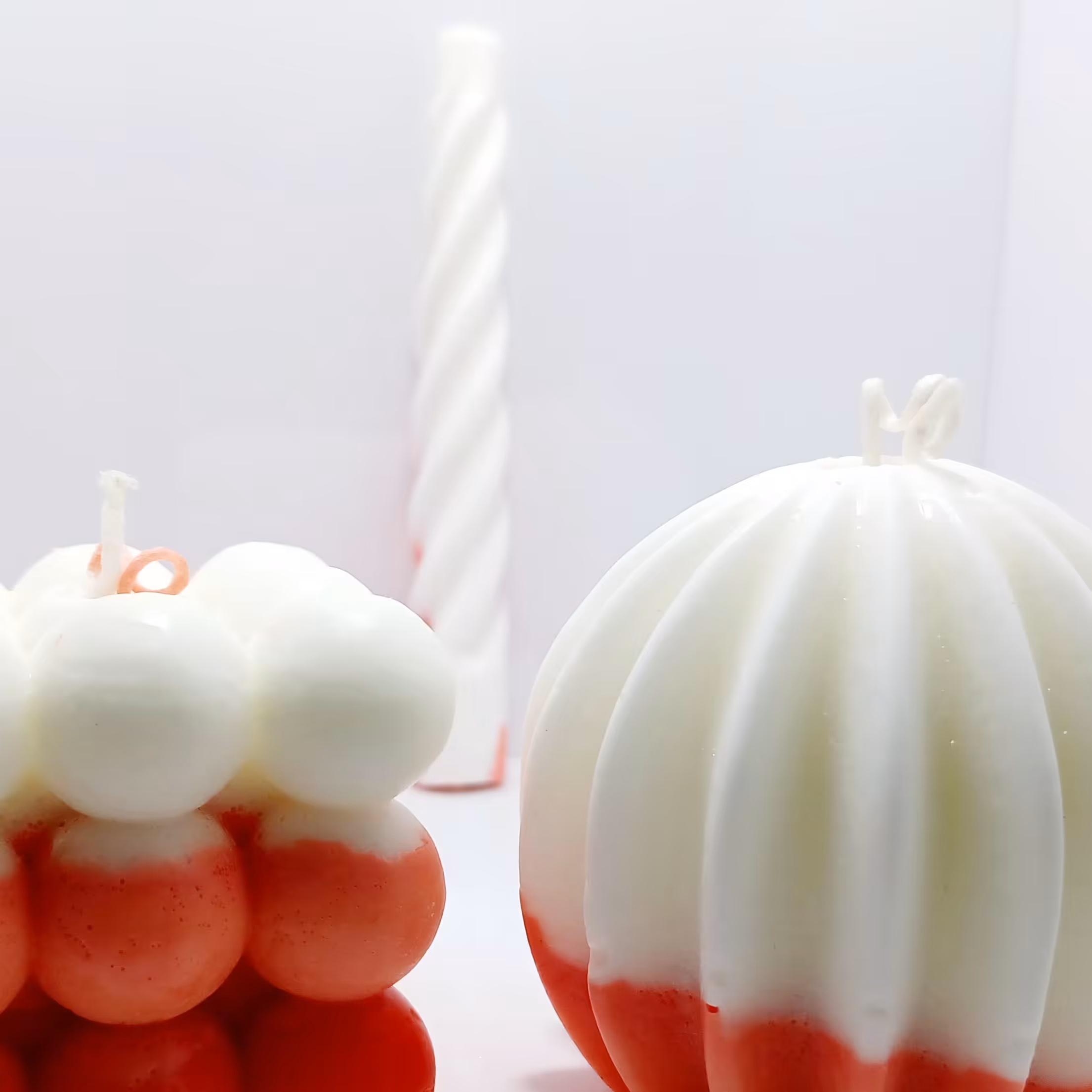 شمع گوی و شمع روبیک در  رنگ های سفیدصورتی و قرمز