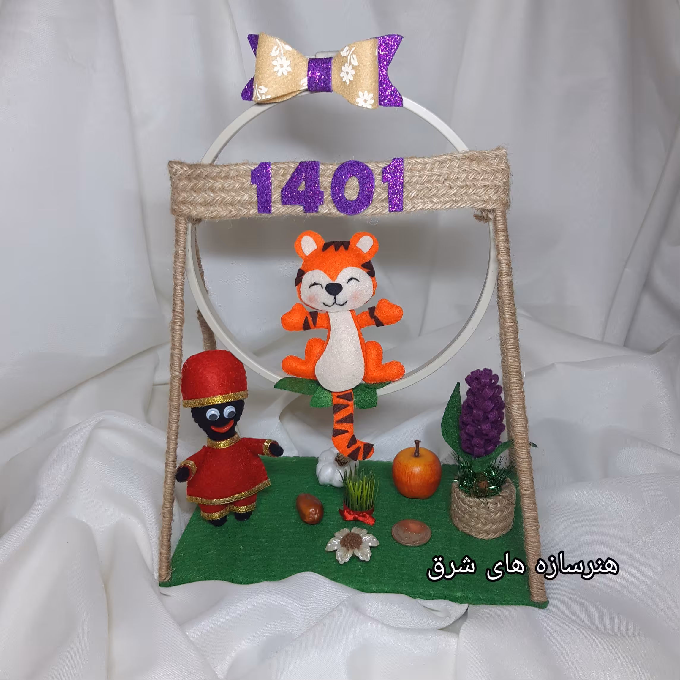 هفت سین نمدی همراه با نماد سال 1401 و حاجی فیروز