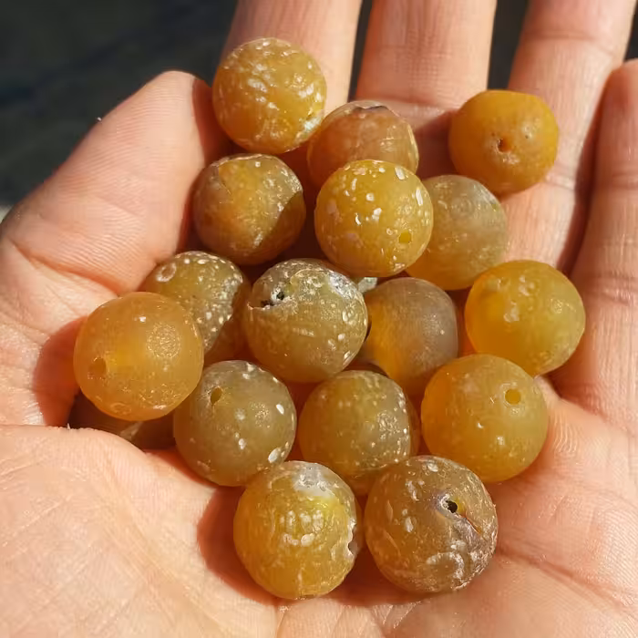 عقیق زرد مهره سنگ عقیق زرد سوراخ دار بدون پولیش کهنه سایز 15 میل صد در صد طبیعی 