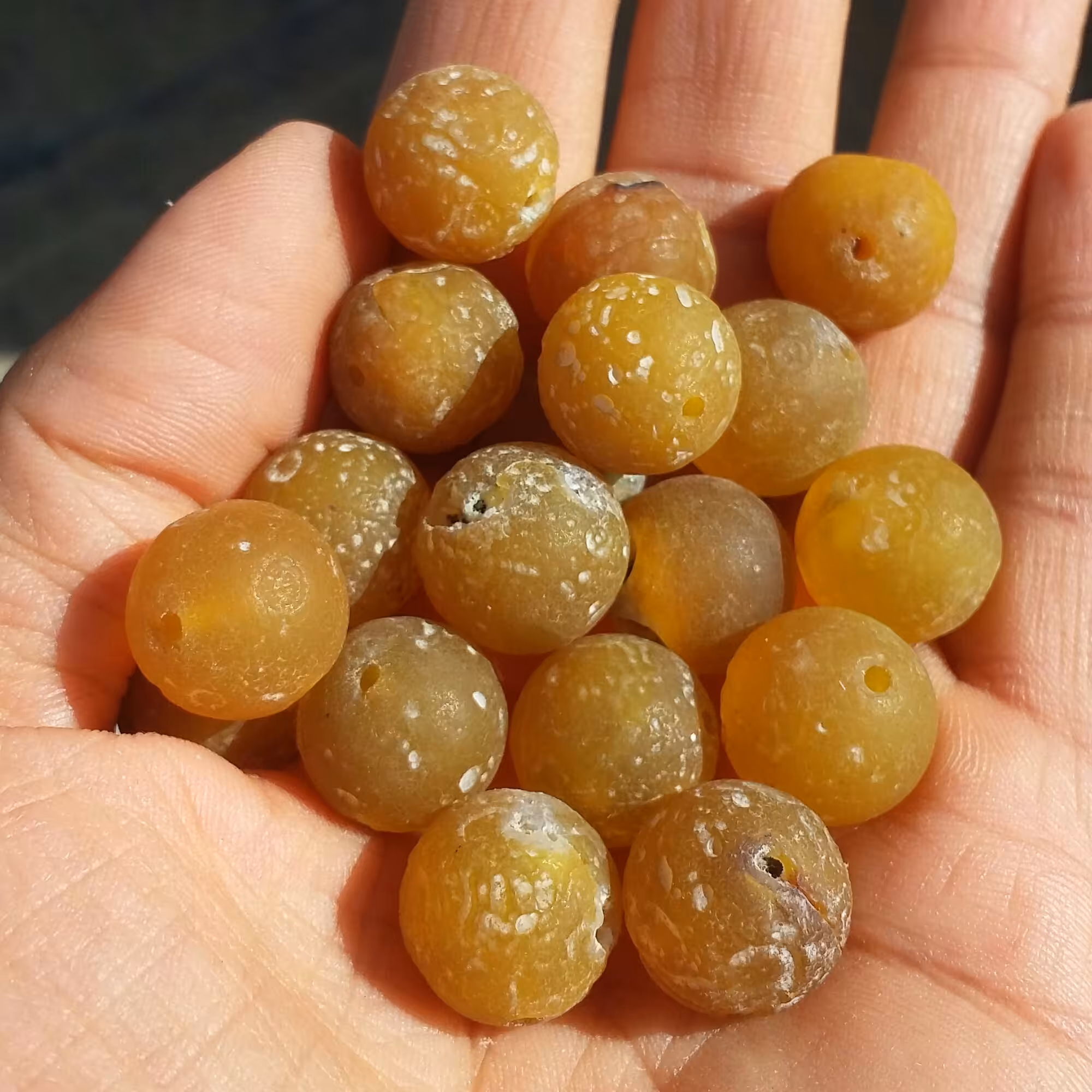 عقیق زرد مهره سنگ عقیق زرد سوراخ دار بدون پولیش کهنه سایز 15 میل صد در صد طبیعی 