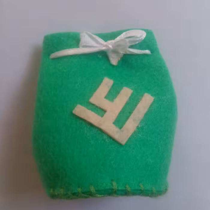 گیفت نمدی رنگ سبز آبی، طرح علی مدل 001، همراه با ربان، ویژه عید غدیر