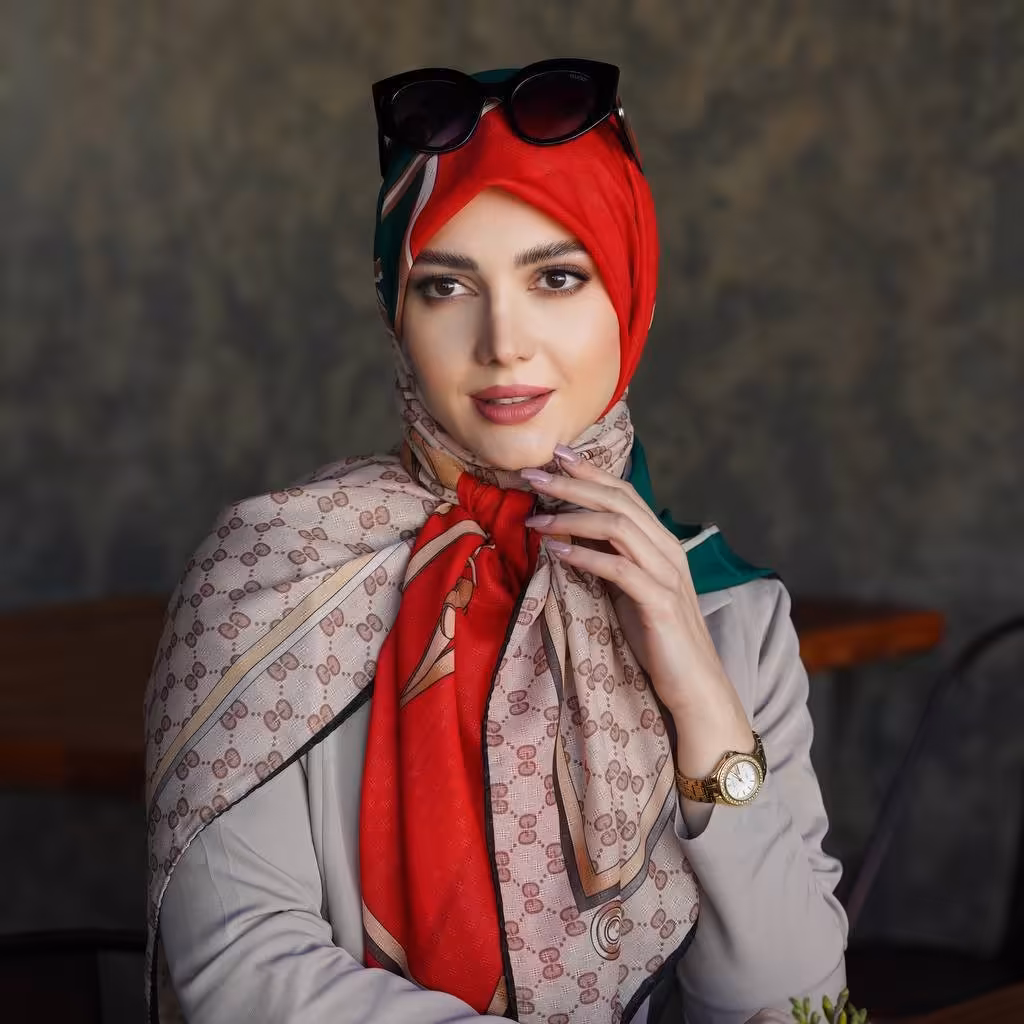 روسری نخ گارزا 
قواره 140
دور دست دوز
سر هست حتما باید گره یا گیره بزنین 
چروک نمیشه
پرز نمیشه
خنک و سبک مناسب تابستان،
