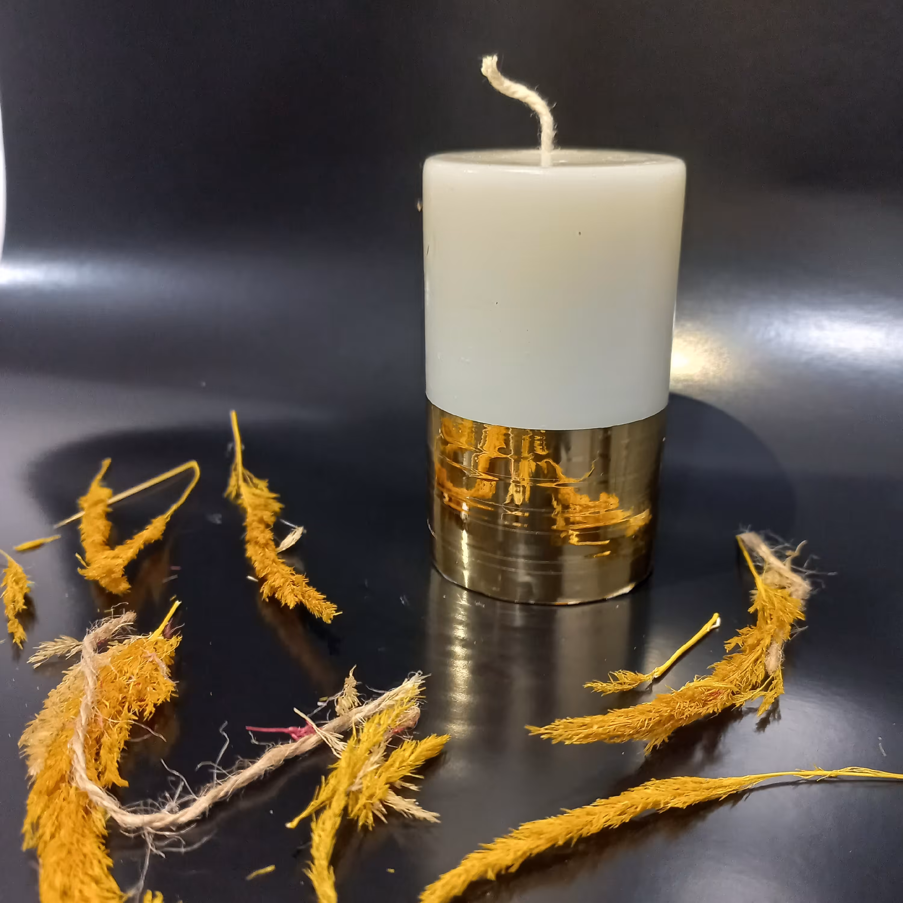 شمع استوانه دورطلایی