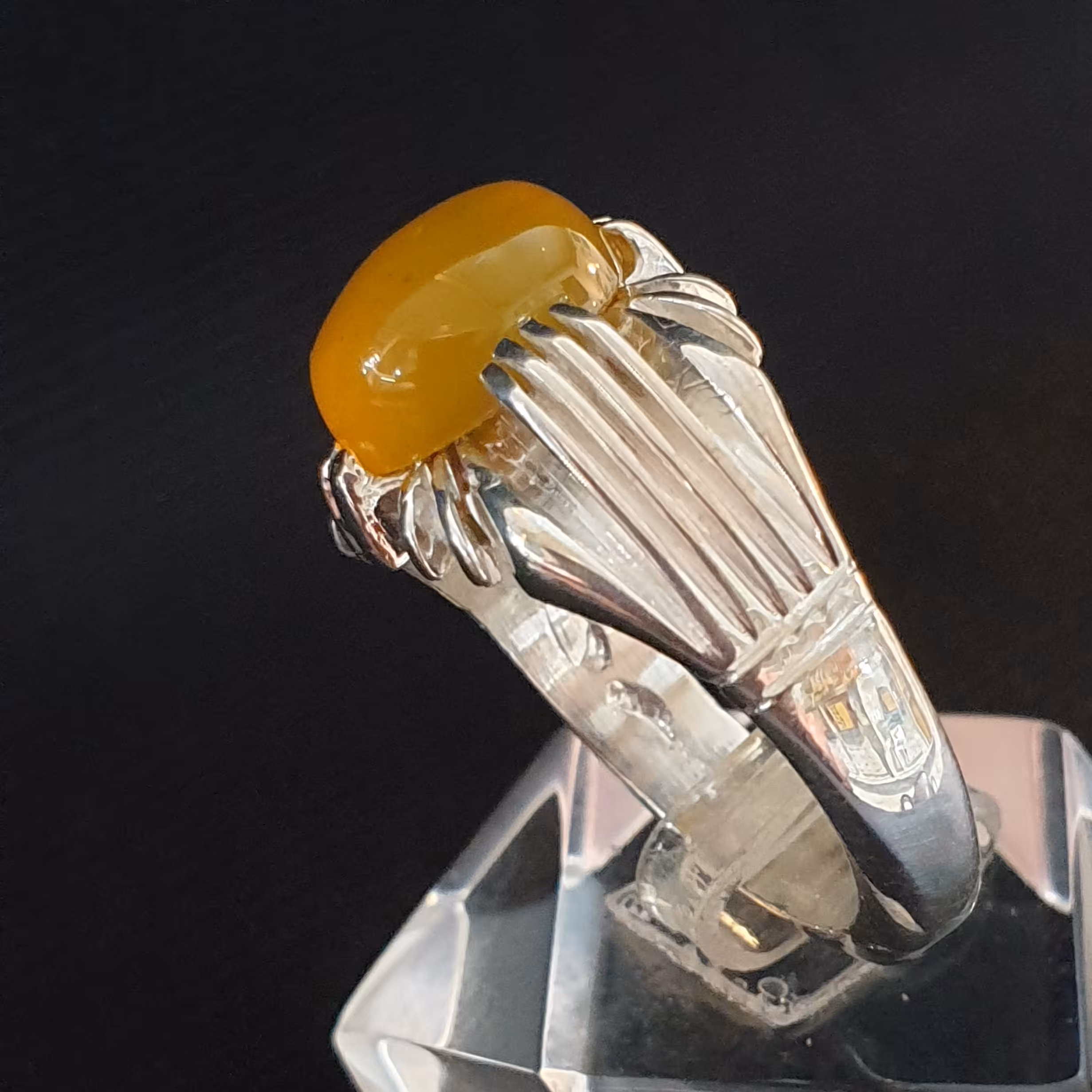 انگشتر نقره مردانه با نگین عقیق زرد شرف شمس مدل 4 چنگ 