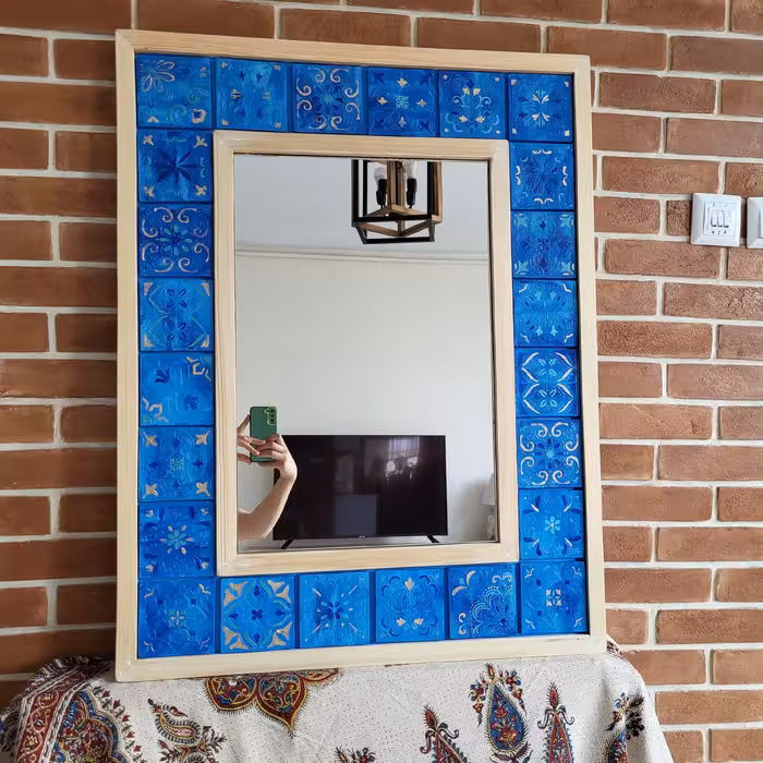 آینه با دور قاب کاشی برجسته دست ساز و قاب چوبی ابعاد کلی90در80سانتیمتر